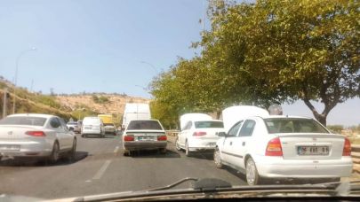 Şanlıurfa’da Yol Kenarına Park Edenler Kaputu Açıp Bekledi