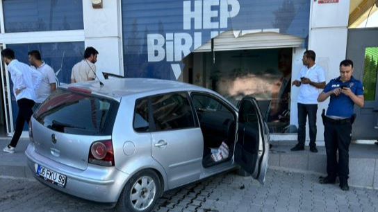 Şanlıurfa’da Kadın Sürücü AK Parti Binasına Daldı!