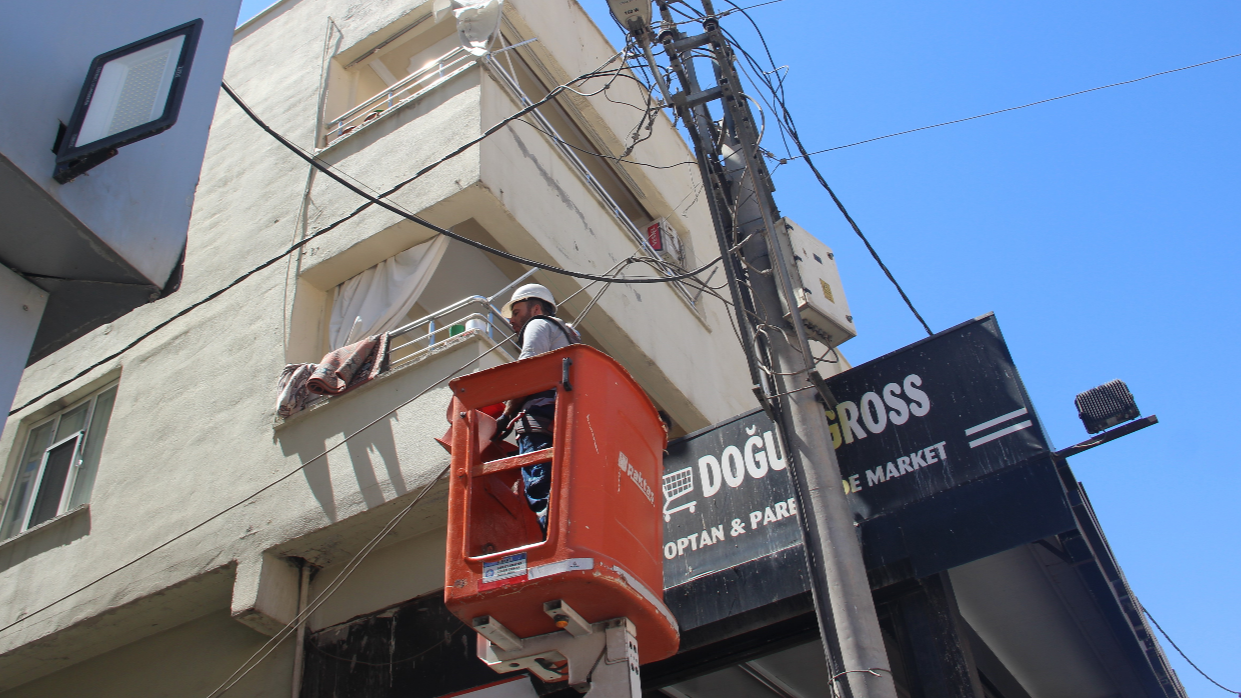 Direkte Akıma Kapılan İşçi Yere Düştü