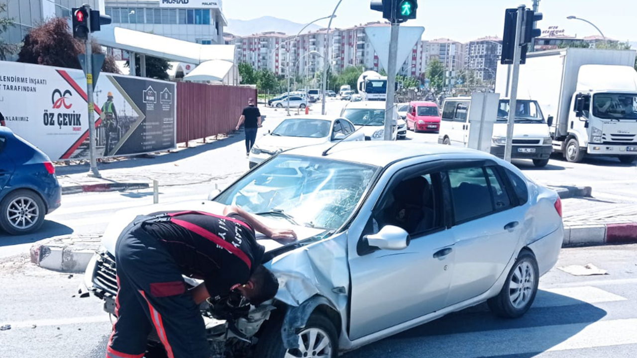 2 Otomobil Çarpıştı:2 Yaralı