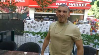 Kapıda Havlayan Garson, Müşterileri Şaşırttı!