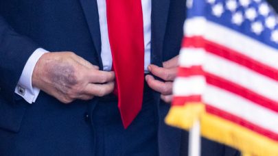 Trump Ne Saklıyor? Ellerindeki Gizemli İşaretler Dikkat Çekiyor