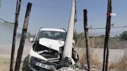 Kontrolden Çıkan Kamyonet Elektrik Direğini Yerle Bir Etti