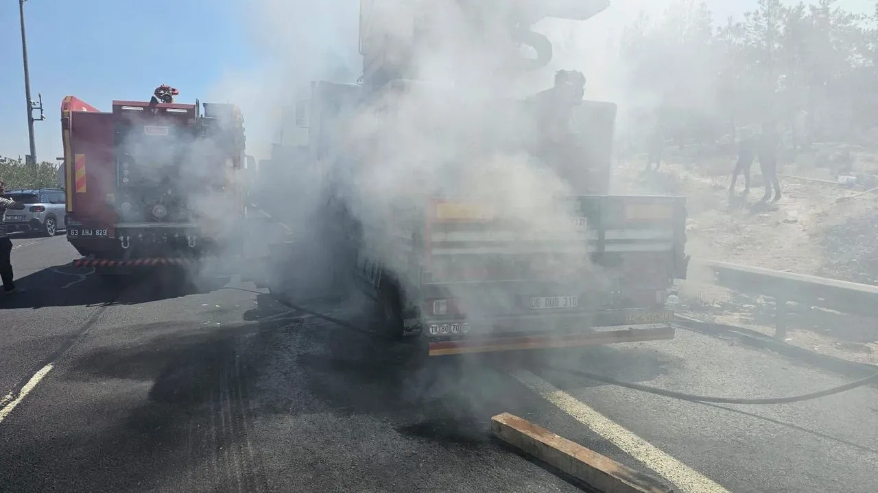 Şanlıurfa'da Araç Yangını Ekiplerin Müdahalesiyle Söndürüldü