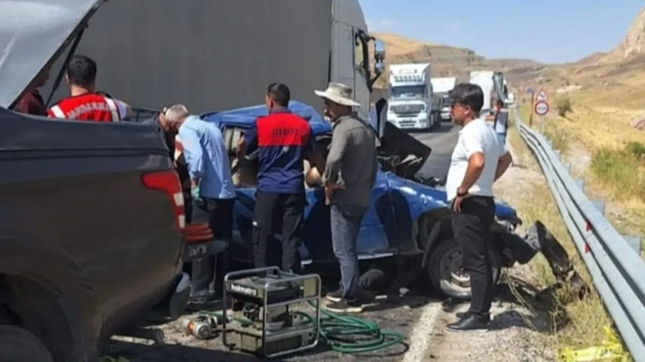 Tır İle Otomobil Çarpıştı: 3 Ölü, 2 Yaralı