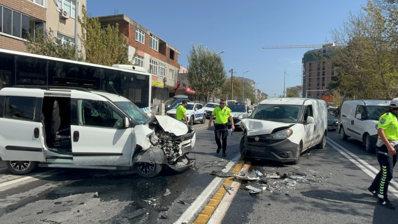 Ters Yöne Giren Araç Faciaya Yol Açtı:3 Kişi Yaralandı