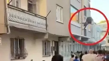 Önce Çocuğunu Sonra Kendini Pencereden Attı