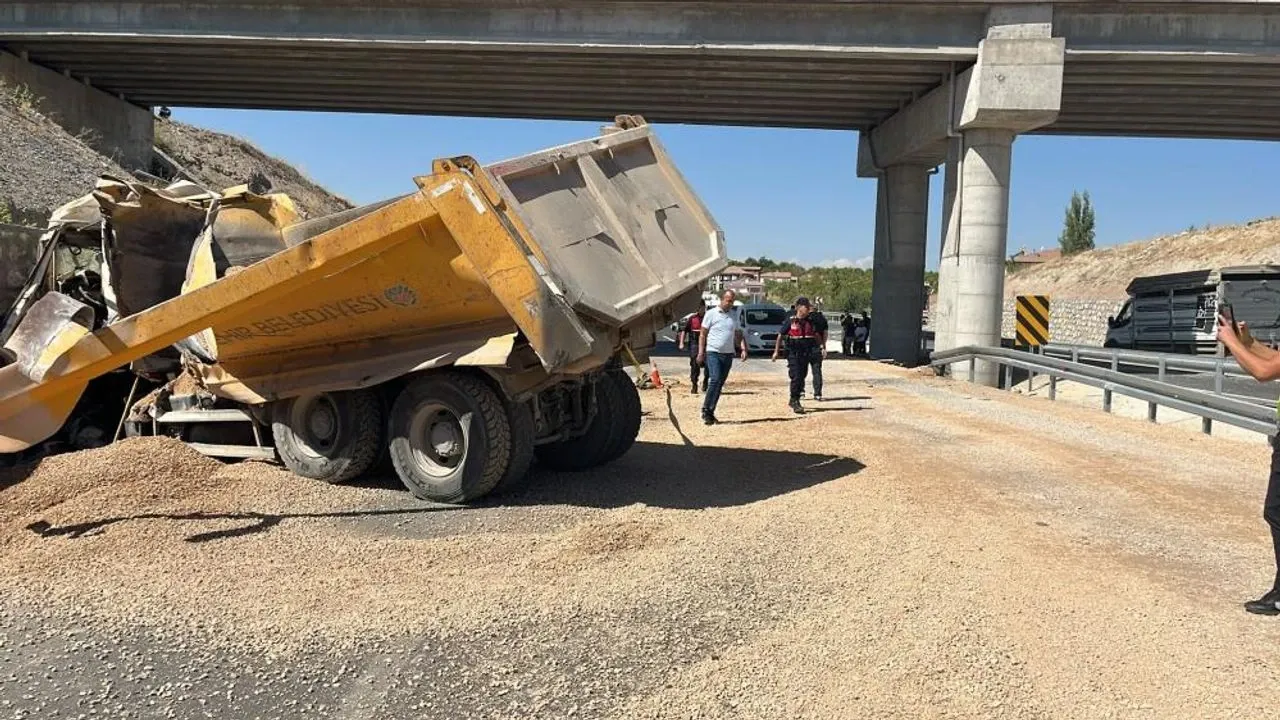 Kamyon Duvara Çarptı: 1 Kişi Hayatını Kaybetti