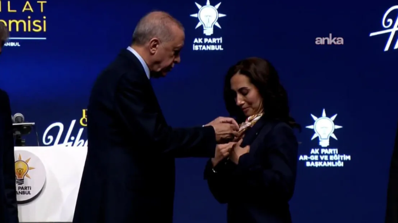 CHP'li Özlem Gürzel AKP'ye Geçti, Rozeti Erdoğan Taktı