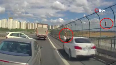 Kediyi Kurtarmak İsterken Araç Çarptı: Yola Savruldu!