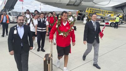 12 Dev Adam Türkiye’ye Döndü: Ataman Duygusal Anlar Yaşadı