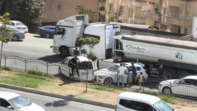Mucur Yüklü Tır İki Otomobile Çarptı