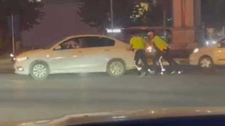 Şanlıurfa’da Arızalı Araç Polislerin Yardımıyla Çalıştırıldı