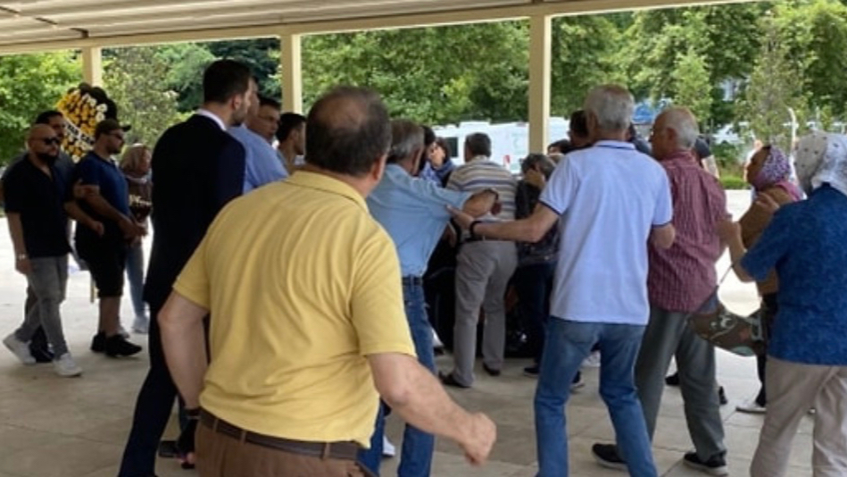 Şanlıurfa'da Cenaze Namazında Akrabalar Birbirine Girdi