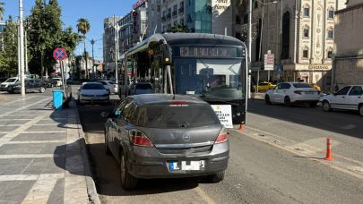 Şanlıurfa Şehir Merkezinde Araç  Park Sorunu Trafiği Kilitledi