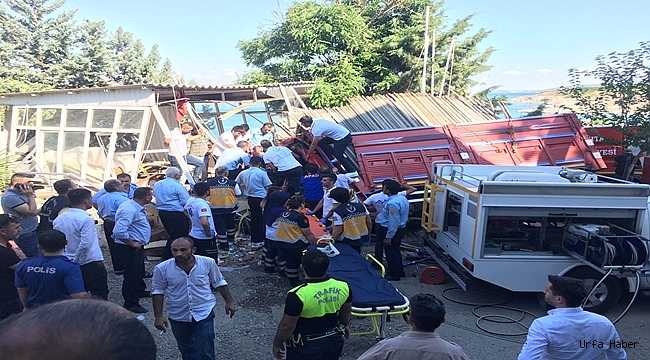 Kamyonet iş yerinin mescidine girdi: 3 ölü 2 yaralı