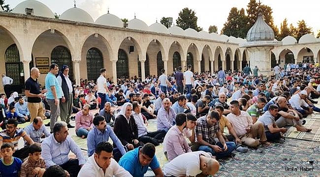 Urfalılar Bayram Namazı için camilere akın etti...
