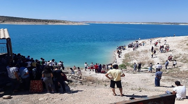 Serinlemek için baraja giren genç öldü