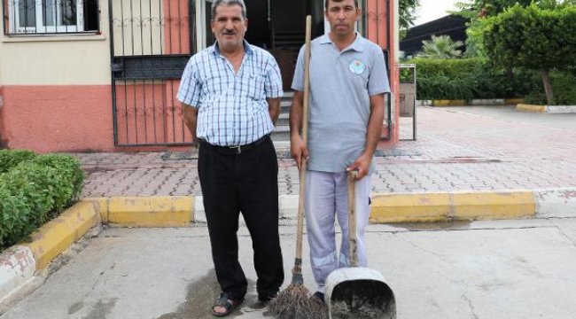 Temizlik görevlisi bulduğu altınları sahibine teslim etti