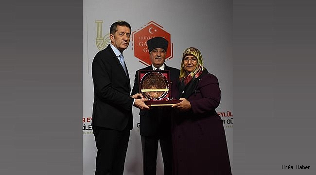 Bakan Selçuk'tan gazi eşine hediye