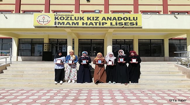 Kozluk'ta üniversiteyi kazanan öğrencilere plaket