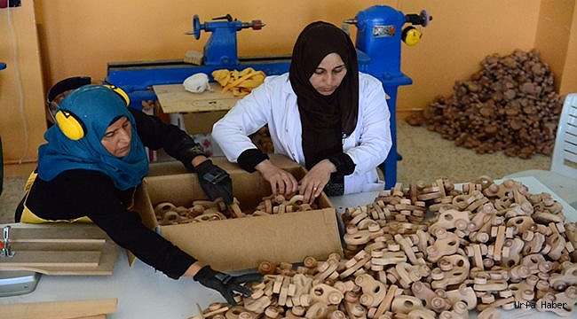 Suriyeli marangoz kadınlar Urfa'da oyuncak üretiyor