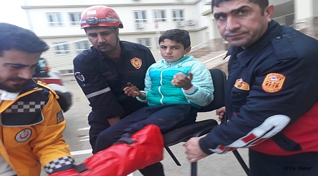 Çocuğun ayağına demir korkuluk saplandı