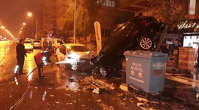 Araçlar kafa kafaya çarpıştı