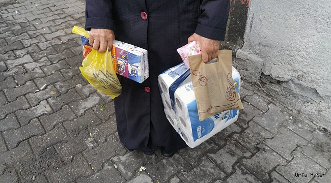 Poşete para vermemek için çareyi böyle buldu