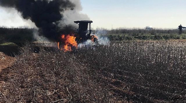 Traktör tarlada alev aldı