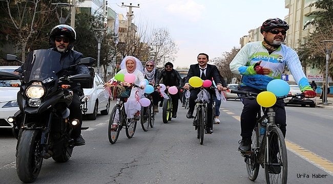 Evlenen çift süsledikleri bisikletlerle kent turu attı