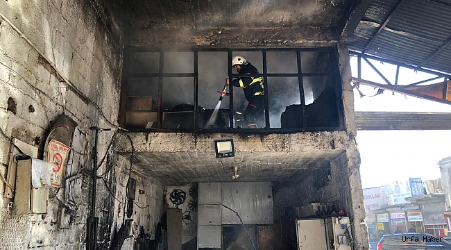 İş yerinde çıkan yangın paniğe neden oldu_VİDEOLU_