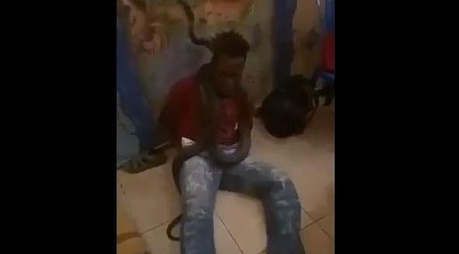 Polis sorgudaki zanlıyı yılanla korkuttu