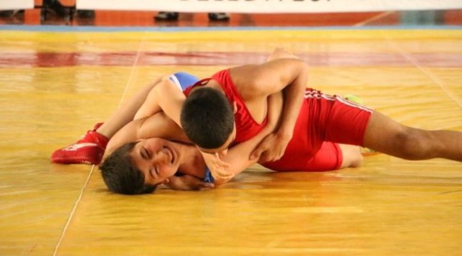 Güreş Turnuvasında Şampiyonlar Belirlendi