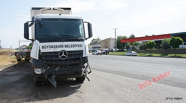 Belediyenin Tırı Traktöre Çarptı