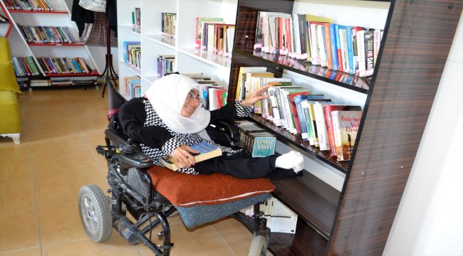 Elif'in kitap okuma azmi engel tanımıyor