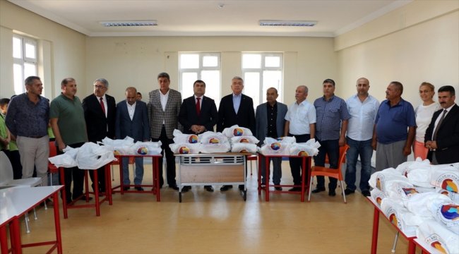 NTO'dan öğrencilere ayakkabı yardımı