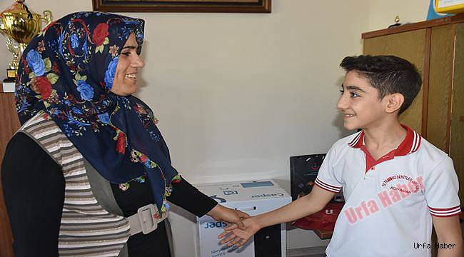 Öğrenci bulduğu altını sahibine teslim etti