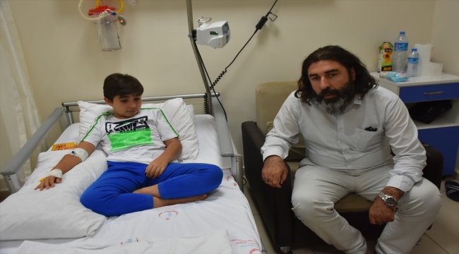 Öğrencisine hastane odasında ders veriyor