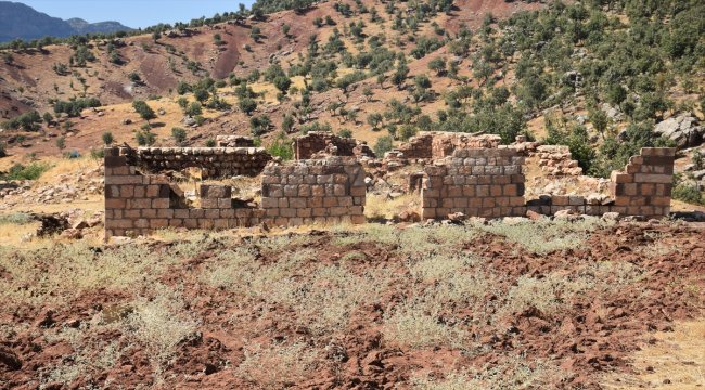 PKK'nın katlettiği yakınlarını Türk bayrağı asarak anıyor