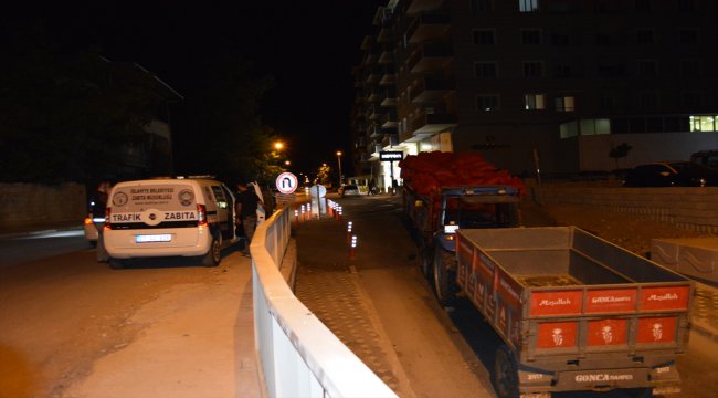 Yokuşta arızalanan kamyoneti traktör durdurdu