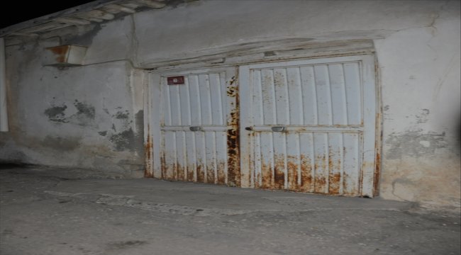 Adıyaman'da evin kapısına kurşun sıkıp kaçtılar