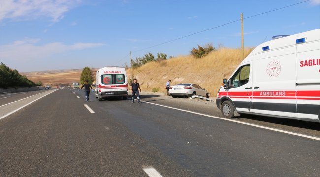 Adıyaman’da otomobil şarampole devrildi: 5 yaralı