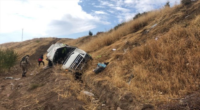 Adıyaman'da yolcu minibüsü devrildi: 13 yaralı