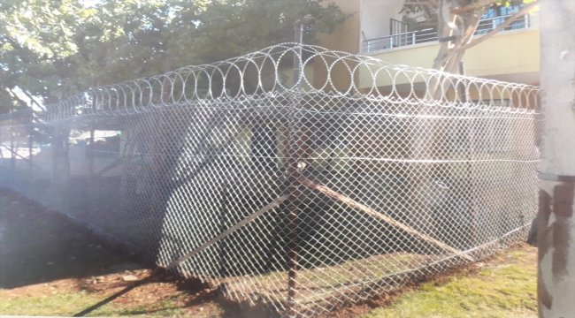 Bağlar'da parklardaki tel örgülerden kaldırılıyor