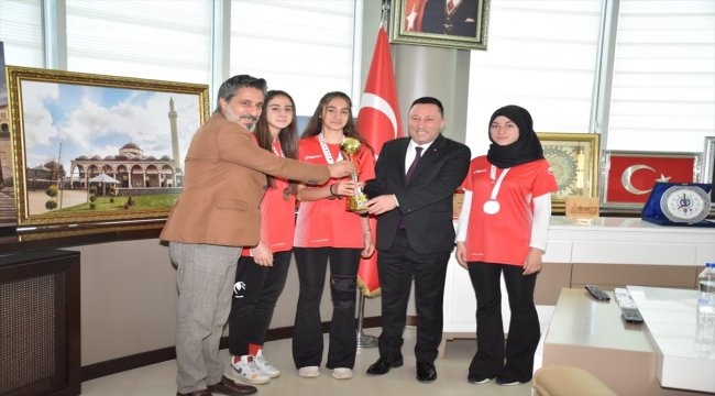 Başarılı karateci gençlerden Beyoğlu'na ziyaret