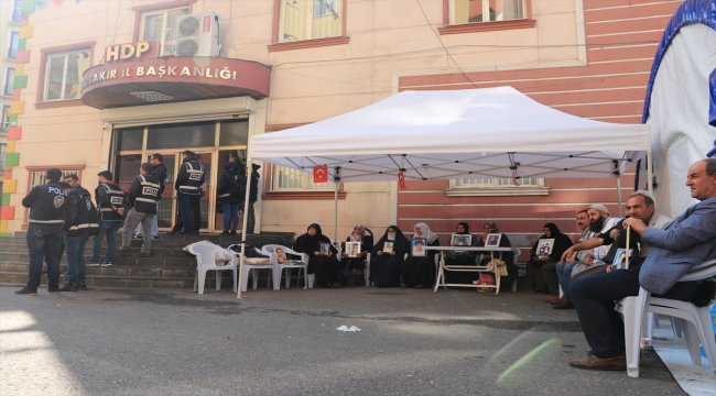 Diyarbakır'da oturma eylemi yapan ailelere destek ziyareti
