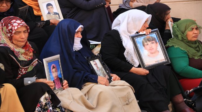 Evladı için oturma eylemi yapan anne fenalık geçirdi