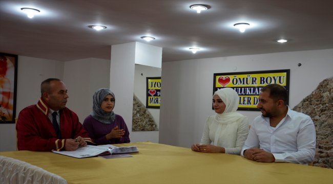 İşitme engelli çift işaret diliyle "evet" dedi
