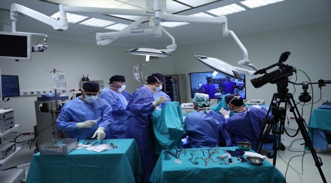 Medipol Mega canlı cerrahiye ev sahipliği yaptı